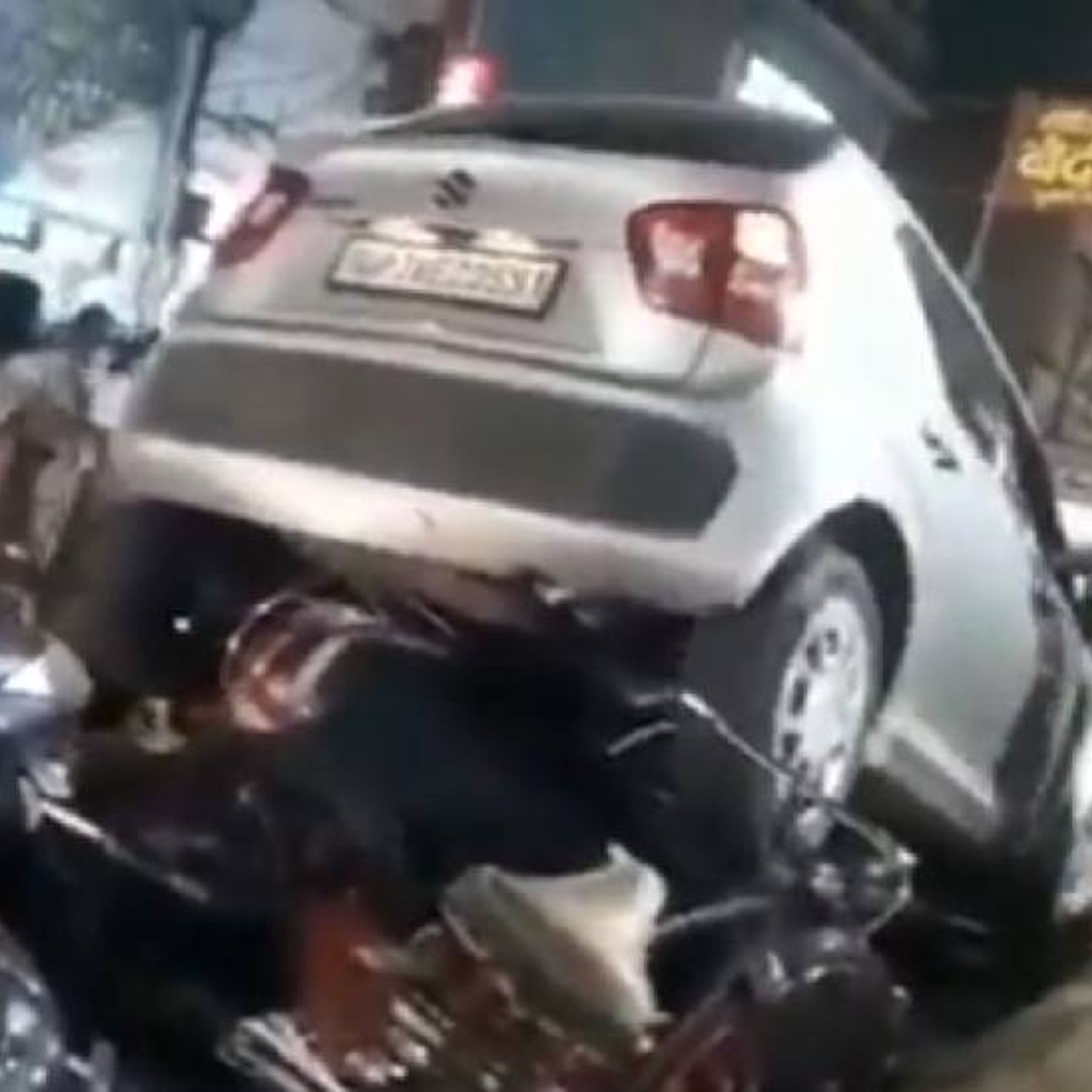 Kanpur: महिला कार चालक ने दोपहिया वाहनों को रौंदा
